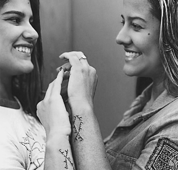 Giulia Costa e irmã fazem tatuagem em homenagem a Marcos Paulo