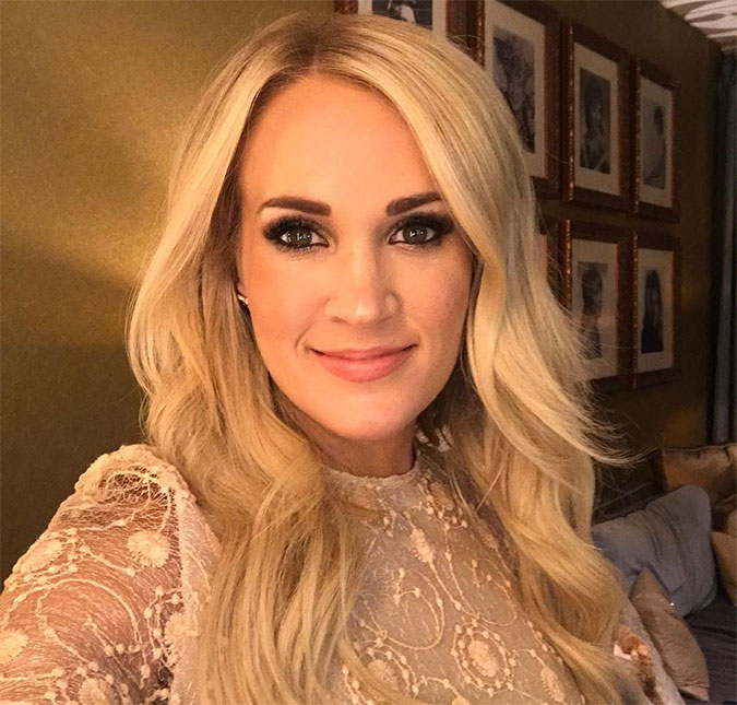 Após queda, Carrie Underwood quebra pulso: <i>-Vou ficar bem... Pode demorar um pouco</i>