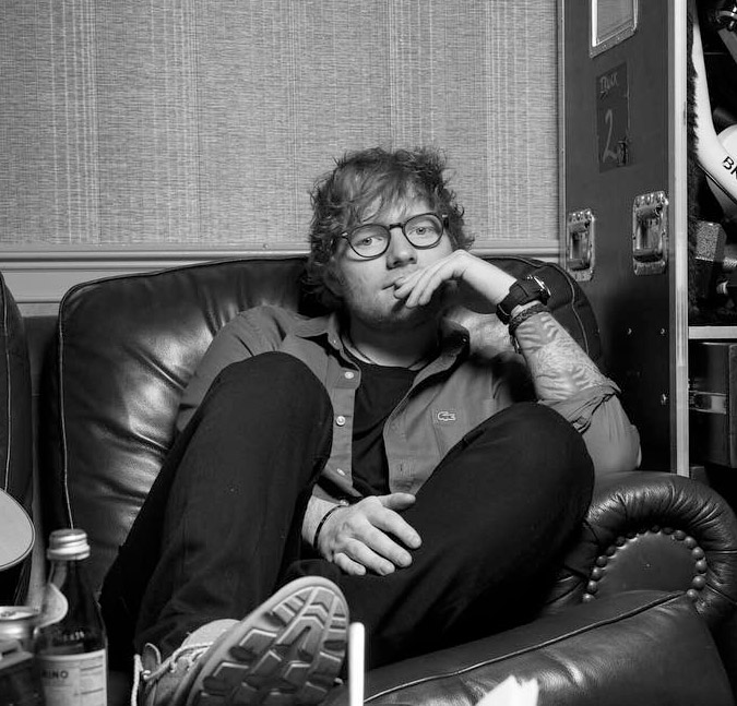 Ed Sheeran volta aos palcos após acidente com bicicleta, confira!