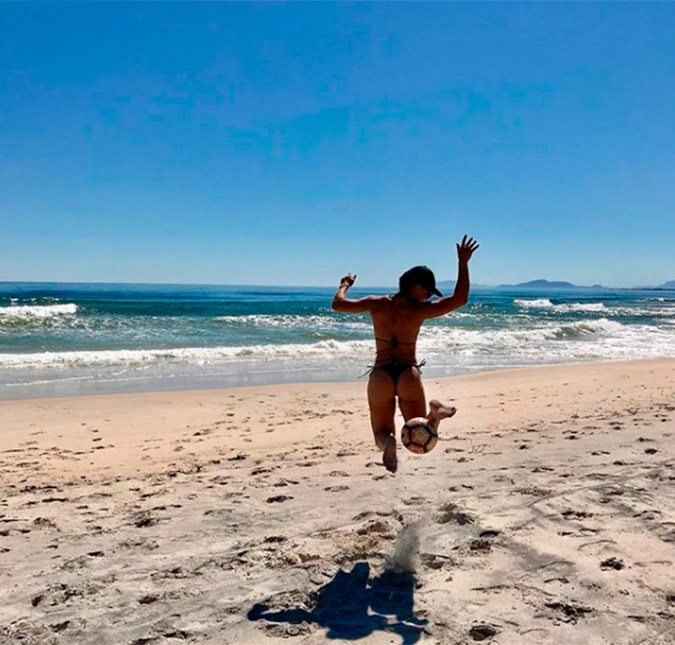 Juliana Paes joga futebol na praia e exibe habilidade ao fazer drible