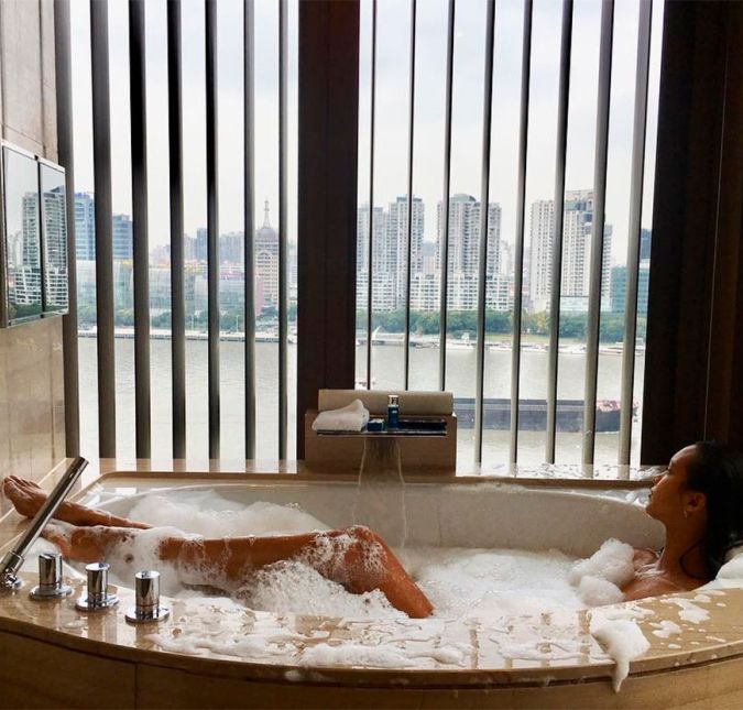 Lais Ribeiro resolveu se preparar para o Victoria's Secret fashion show 2017, que aconteceu em Xangai, na China, no melhor estilo: com um bom banho de banheira! A brasileira foi 