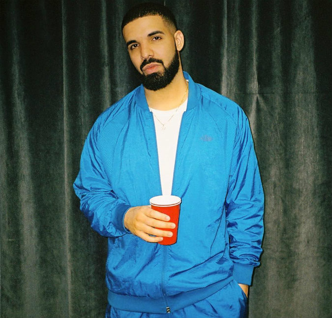 Drake interrompe show para dar bronca em homem que assediava mulheres