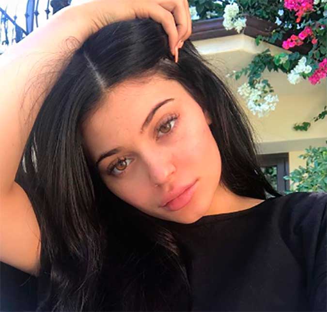 Em meio a rumores de gravidez, Kylie Jenner estaria segura sobre as mudanças em seu corpo