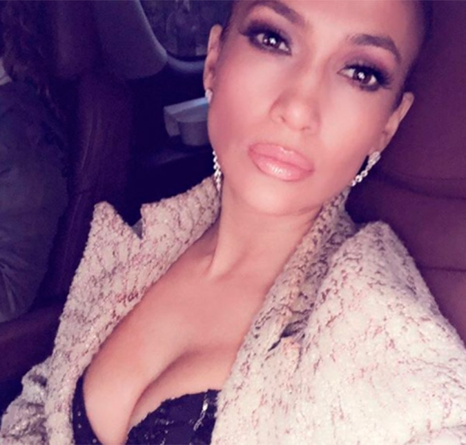 Aos 48 anos de idade, Jennifer Lopez exibe corpão ao desfilar de biquíni, veja!