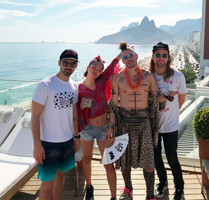 Joe Jonas escuta pagode antigo regravado por Thiaguinho!