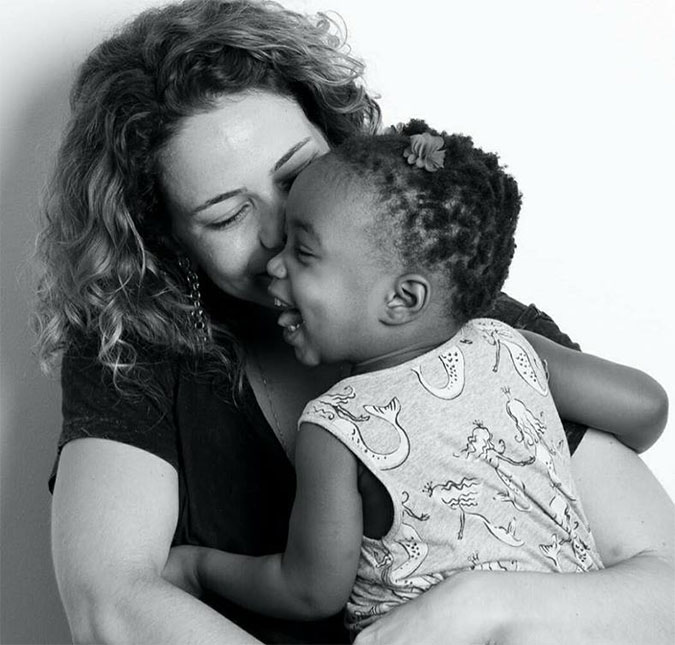 Leandra Leal posta foto com a filha e fala sobre racismo: <i>Essa luta é minha também</i>