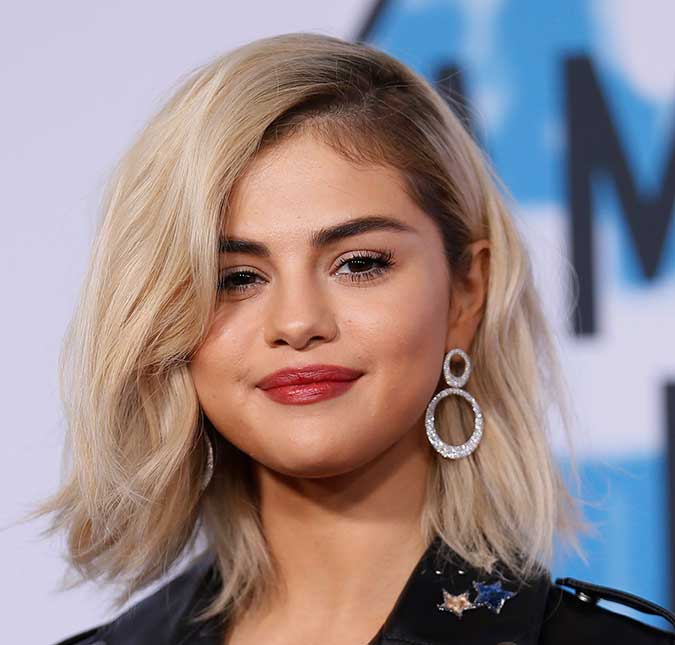 Selena Gomez reflete sobre ficar entre a vida e a morte após ser diagnosticada com lúpus
