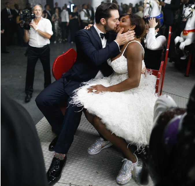 Nada de salto! Serena Williams subiu ao altar com tênis coberto de cristais!