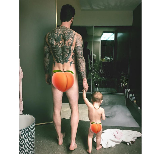 Behati Prinsloo posta foto de Adam Levine nu com a filha e brinca: <i>Os mesmos, mas diferentes</i>