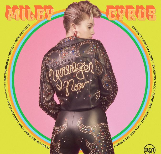 Em setembro de 2017, MIley lançou o álbum Younger Now, com músicas sentimentais, inspiracionais e com uma vibe totalmente diferente e mais clean. E foi assim que ela retomou sua carreira com tudo! Em setembro de 2017, MIley lançou o álbum Younger Now, com músicas sentimentais, inspiracionais e com uma vibe totalmente diferente e mais clean. E foi assim que ela retomou sua carreira com tudo!