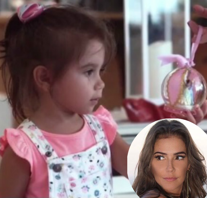 Maria Flor fica encantada com árvore de natal em vídeo publicado por Deborah Secco!