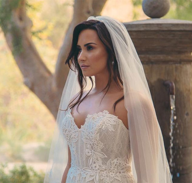 Demi Lovato posta foto vestida de noiva e intriga fãs!