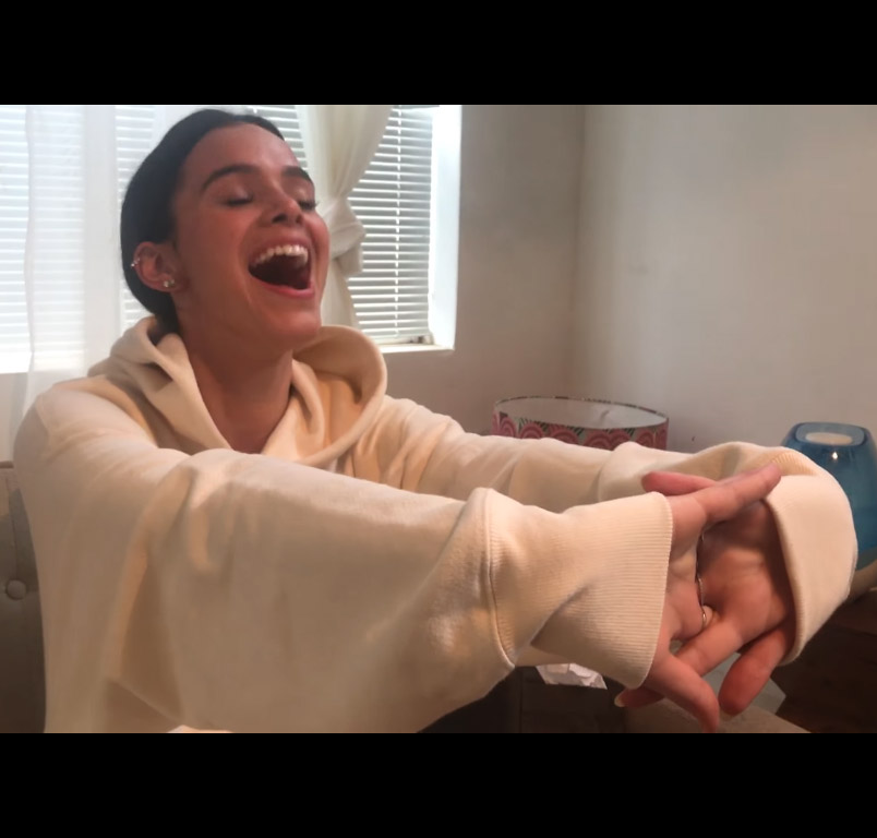 Hipnotizada, Bruna Marquezine fica com as mãos <i>coladas</i>, assista!