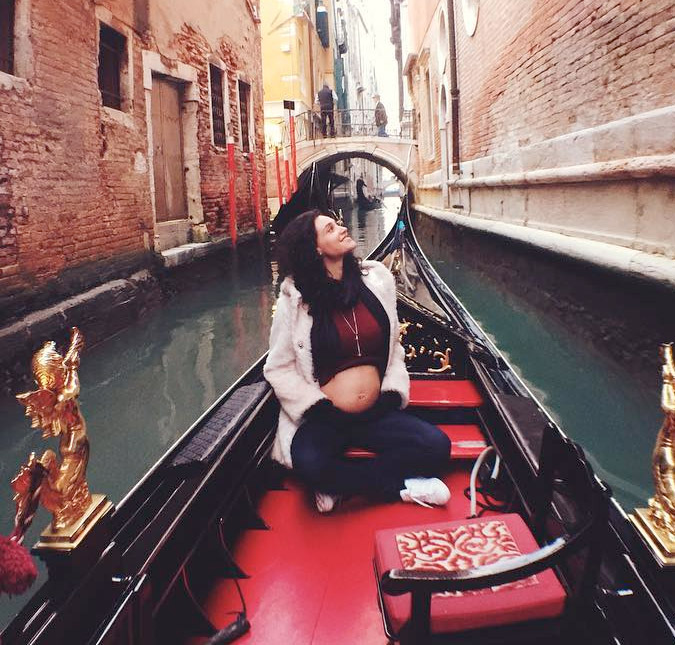 Débora Nascimento mostra barriguinha da primeira gravidez em viagem pela Europa