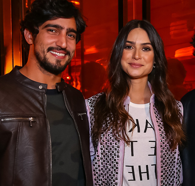 Tá rolando? Thaila Ayala e Renato Góes trocam beijos em <I>show</I> do <I>Skank</I>, diz jornal