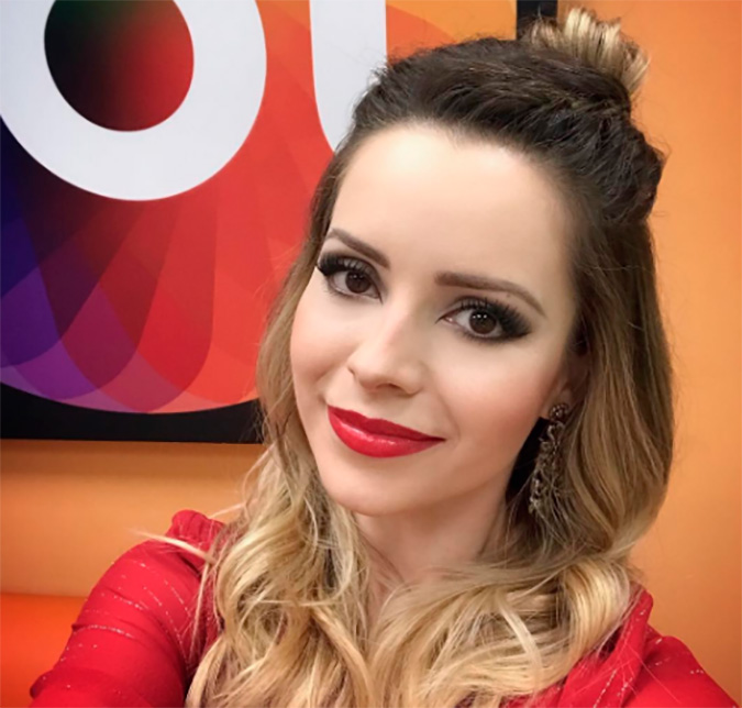 Sandy nega silicone nos seios e opina sobre cirurgia plástica