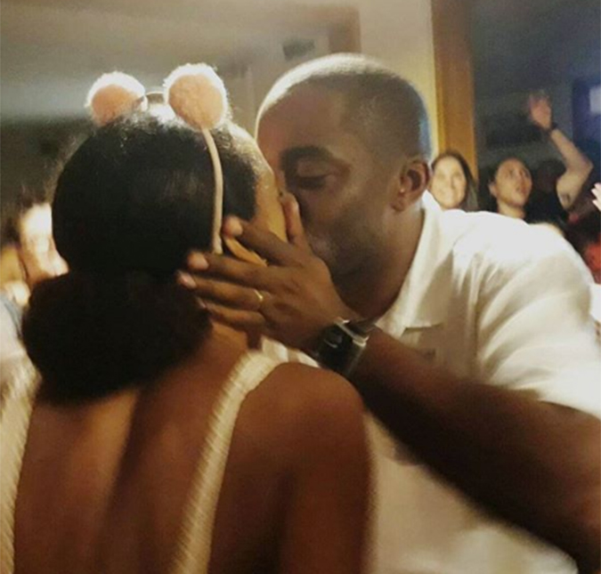 Taís Araújo ganha beijão de Lázaro Ramos e se declara: <i>Sobra amor</i>