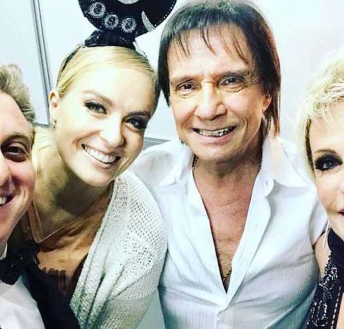 Diversas celebridades se reuniram em maio de 2017 para gravar o especial Chacrinha, o Eterno Guerreiro. O programa, que celebra o centenário do inesquecível Abelardo Barbosa, foi ao ar em agosto no canal Viva e em setembro, na Globo. Angélica e Luciano Huck obviamente não ficaram de fora da histórica festa! No clique acima, o casal aparece junto de Roberto Carlos e Ana Maria Braga nos bastidores.