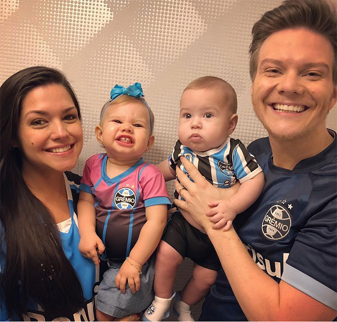 Michel Teló e Thais Fersoza torcem para o <i>Grêmio</i> com os filhos uniformizados!