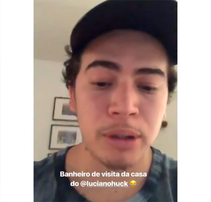 Whindersson Nunes visita casa de Luciano Huck e brinca sobre banheiro: <i>Maior que meu apartamento</i>