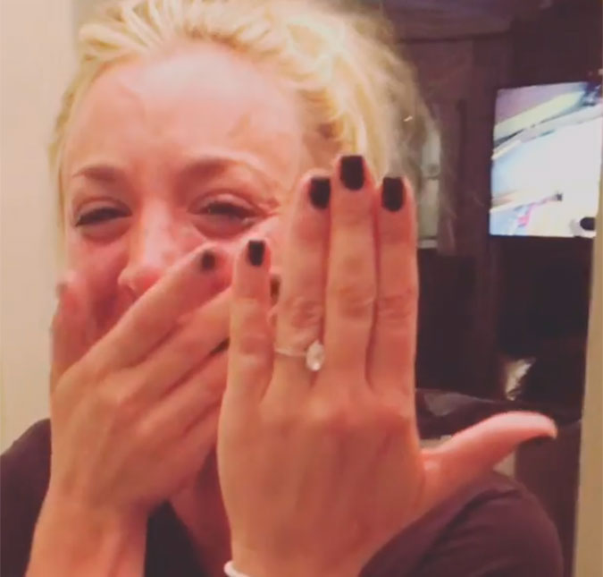 Kaley Cuoco se emociona ao aceitar pedido de casamento em seu aniversário, vem ver!