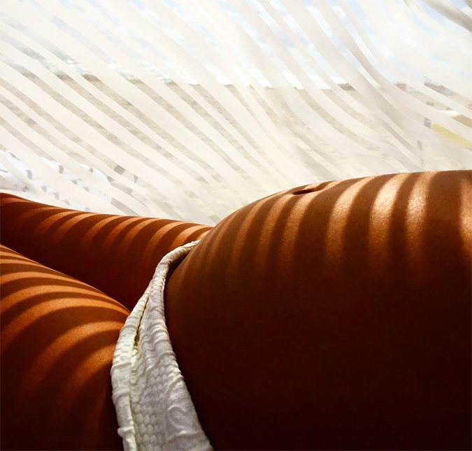 José Loreto mostra barriguinha de grávida de Débora Nascimento!