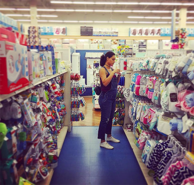 Grávida, Débora Nascimento faz compras com José Loreto: <i>Enxovando</i>