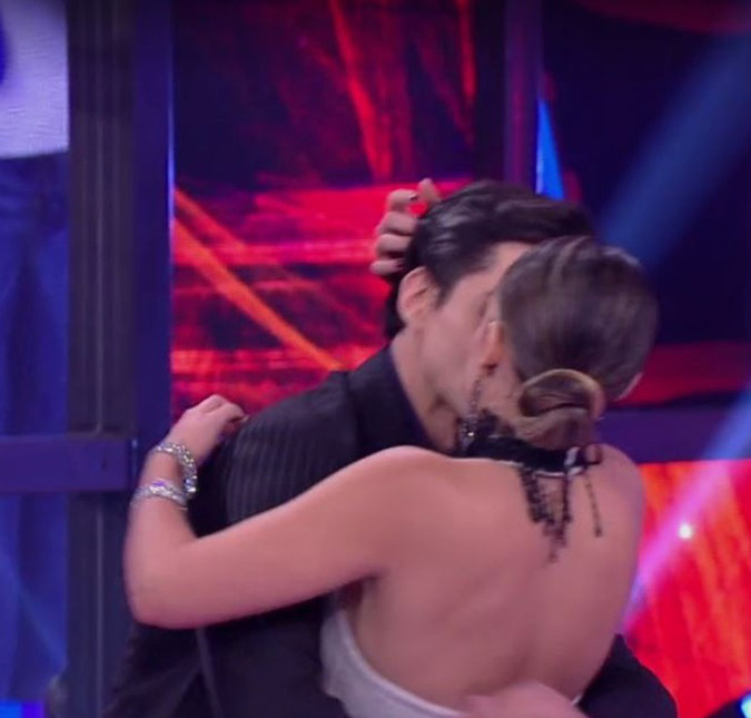 Lucas Veloso surpreende Nathália Melo com pedido de namoro ao vivo