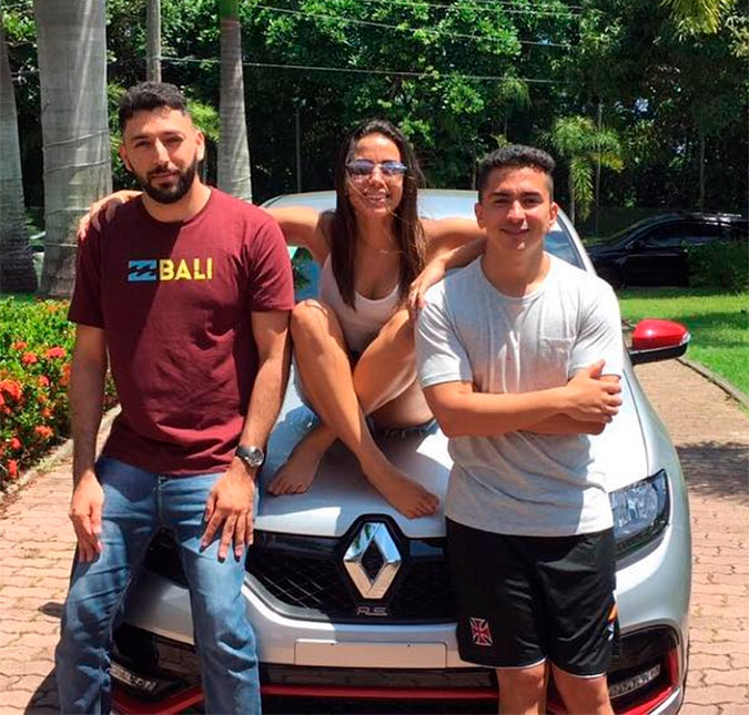 Anitta dá carro a funcionário de sua equipe em confraternização de fim de ano!