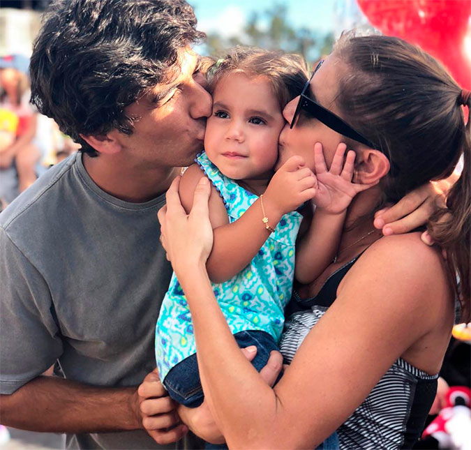 Deborah Secco curte férias na Disney com a família: <i>O dia em que Maria Flor conheceu o Mickey!</i>