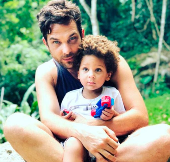Aline Wirley compartilhou uma foto superfofa do marido, Igor Rickli, com o filho, Antônio. Na legenda do clique, publicado no Instagram, a cantora pergunta: Cara de um, focinho do outro? Nos comentários, os fãs ficaram divididos. Uns citaram que pai e filho se parecem mesmo; já outros acham que a semelhança entre o baby e a mãe é maior. E aí, o que você acha?