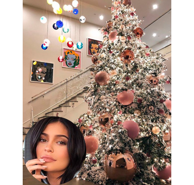 Kylie Jenner dá mais indícios de sexo do bebê após publicar foto de árvore de Natal