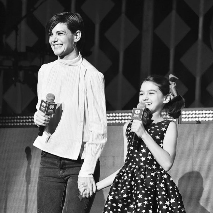 Katie Holmes e Suri Cruise introduzem Taylor Swift no <i>Jingle Ball</i>!