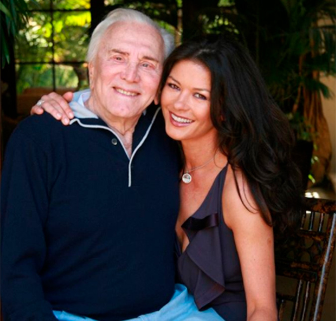 Pai de Michael Douglas, Kirk Douglas comemora 101 anos de idade