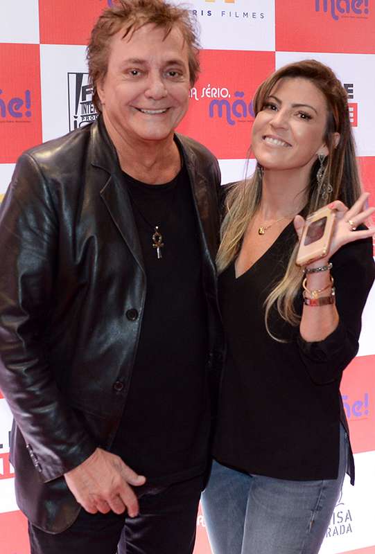 Fábio Jr. troca beijos e agarra a esposa durante préestreia de filme Estrelando
