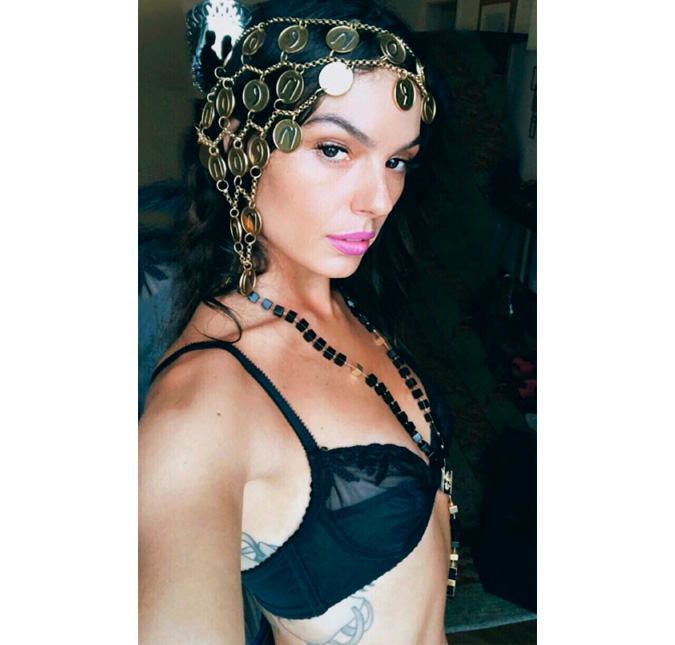Isis Valverde se fantasia de cigana e deixa tatuagem na costela à mostra