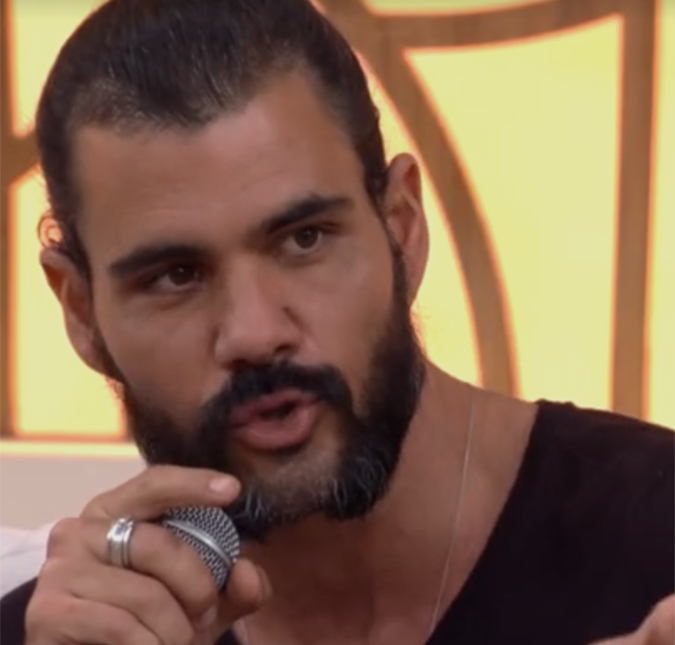 Juliano Cazarré fala sobre nu artístico que vazou na <I>web: Um saco</i>