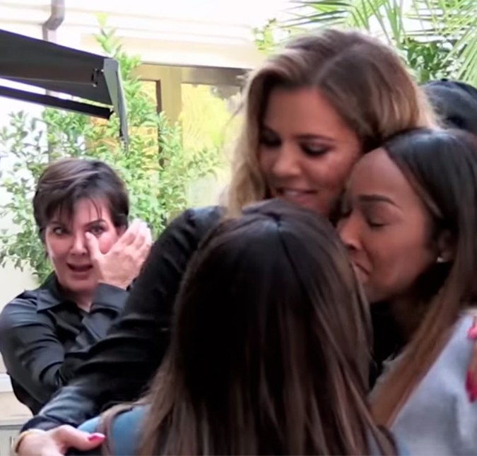 Vídeo exibe momento em que Khloé Kardashian teria anunciado gravidez, assista!