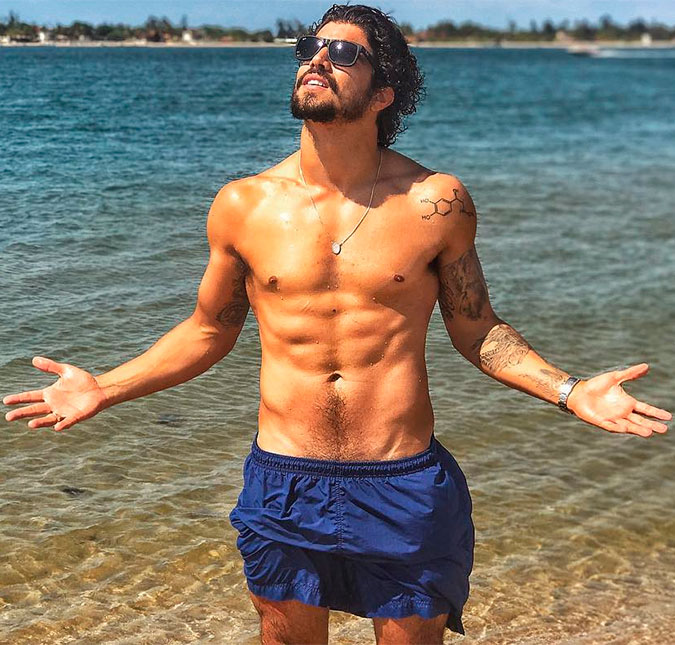 Caio Castro atende pedido de <i>nude</i> de forma criativa, entenda essa história!