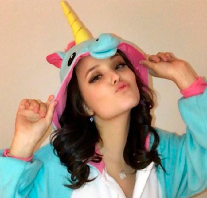 Sabia que Larissa tinha amigos imaginários? - Eu tinha quatro amigos imaginários. Embora eu brincasse bastante e gostasse de assistir TV, tendo sido uma criança muito comunicativa, que contasse história e tudo mais, eu era uma criança que não tinha muitos amigos. Então, para solucionar o meu problema, eu inventava os meus próprios amigos e conversava com eles, batia um papo e realmente era um pouco assustador, porque eu pedia para a minha mãe servir pratos para todos eles na hora da comida. Se eu estivesse conversando, eu fazia: Só um minutinho, que eu tô falando aqui, disse, em entrevista ao programa Conversa com Bial.