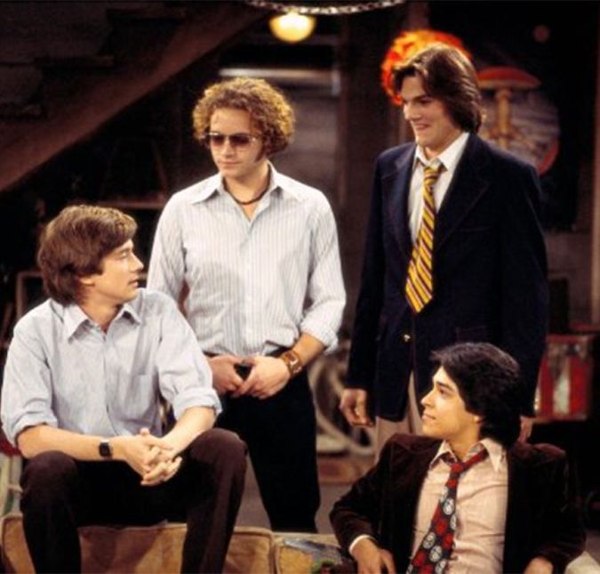 That '70s Show teve seu último episódio da oitava temporada indo ao ar com um episódio megaespecial. Na série, a turma se reunia novamente para o Ano Novo de 1979. Era o fim dos anos 70 e o fim do programa.
