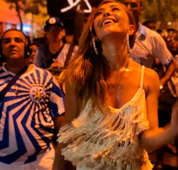Sabrina Sato usa vestidinho de franjas em ensaio da <I>Unidos de Vila Isabel</I>!