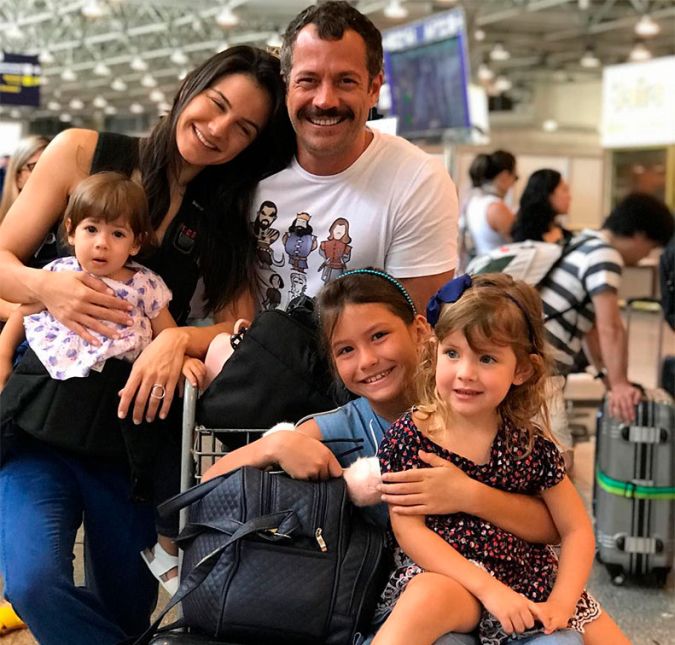 Em outra ocasião, prestes a viajar, a família posou juntinha e mostrou que os cinco são pura cumplicidade. Família que é família tira foto até no aeroporto! Em outra ocasião, prestes a viajar, a família posou juntinha e mostrou que os cinco são pura cumplicidade. Família que é família tira foto até no aeroporto!