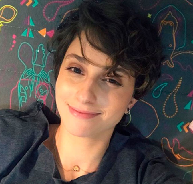Depois de Ivan, Carol Duarte brinca com visual no finzinho de 2017: <I>Deixei com você meus cabelos compridos!</I>