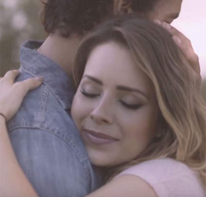 Ator de <i>Sandy & Junior</i> faz par romântico com Sandy no novo clipe da cantora, assista!