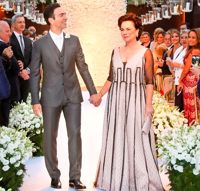 César Tralli posta foto com sua mãe do casamento com Ticiane Pinheiro: <i>Rumo ao altar esperar por Ela</i>!