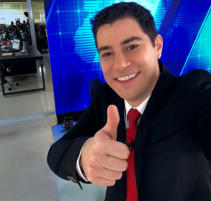 Evaristo Costa volta à bancada para promover novo filme da <i>Netflix</i>!