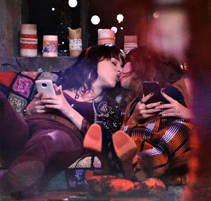 Giovanna Grigio comenta beijo de Lica e Samantha em <i>Malhação</i>: <i>Por mais paz e amor!</i>