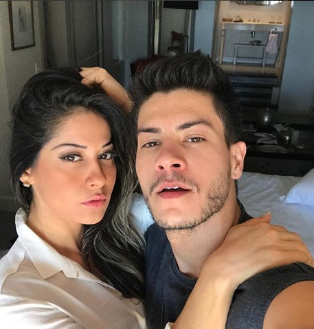 Mayra Cardi explica porque se casou em segredo com o ator Arthur Aguiar, vem ver!