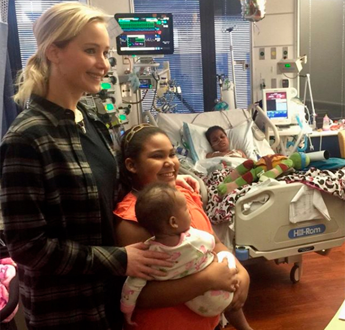 Jennifer Lawrence visita hospital infantil na noite de Natal